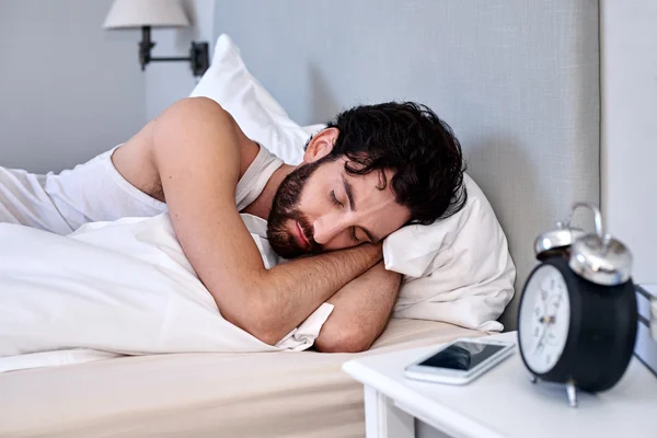 Mann schläft bequem im Bett — Stockfoto