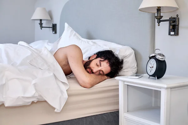 Чоловік спить зручно в ліжку — стокове фото