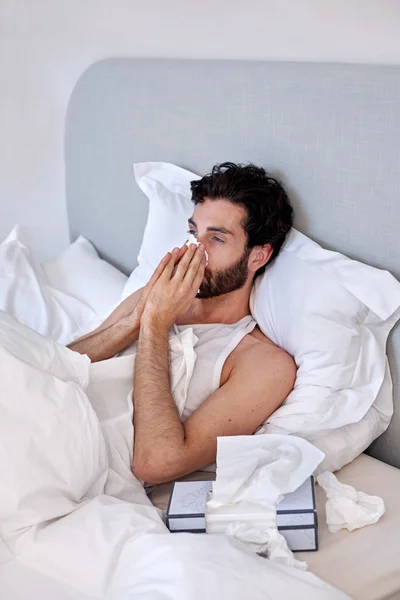 Przygnębiony człowiek chory w łóżku — Zdjęcie stockowe