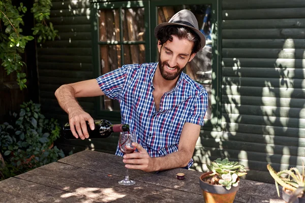 Uomo godendo di vino all'aperto a casa — Foto Stock