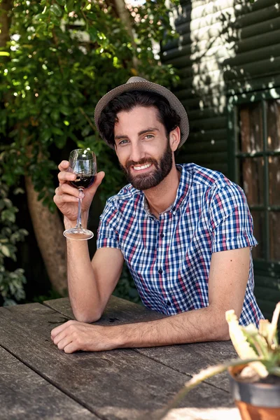 Чоловік насолоджується вином на вулиці вдома — стокове фото