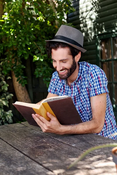 Hombre al aire libre lectura libro en casa —  Fotos de Stock