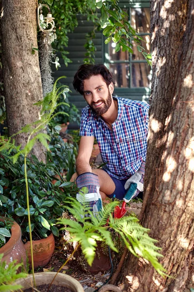 Homme jardinage dans la cour arrière — Photo