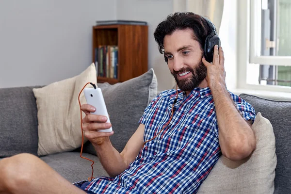 Man luisteren muziek op Bank — Stockfoto