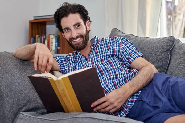 Άνθρωπος χαλαρωτικό καναπέ ανάγνωση βιβλίο — Φωτογραφία Αρχείου