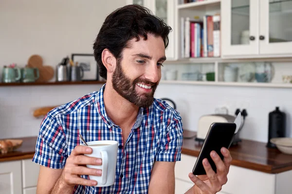 Homem desfrutando de café com celular — Fotografia de Stock