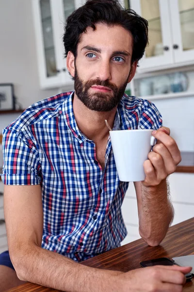 Hombre disfrutando del café en casa cocina — Foto de Stock