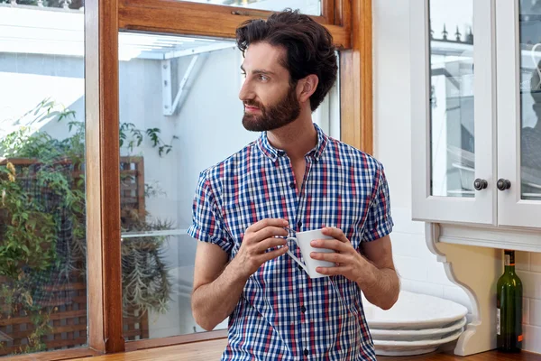 Homem desfrutando de café em casa cozinha — Fotografia de Stock