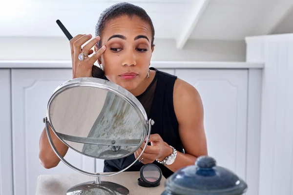 Professionell affärskvinna tillämpa makeup — Stockfoto