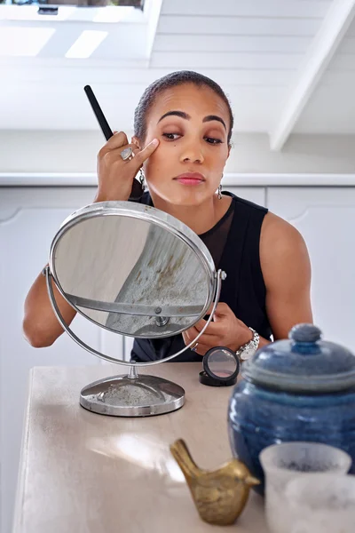 Professionell affärskvinna tillämpa makeup — Stockfoto
