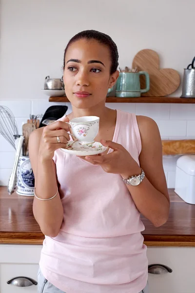 Woman drinking cup of tea — Stock Photo, Image