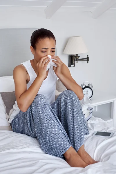 Depressief zieke vrouw op huis slaapkamer — Stockfoto