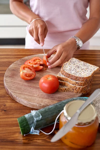 Mujer haciendo sándwich en casa — Foto de Stock