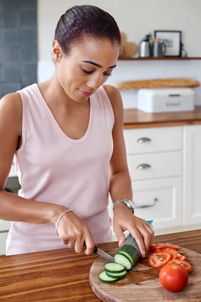 Wanita membuat salad di rumah — Stok Foto