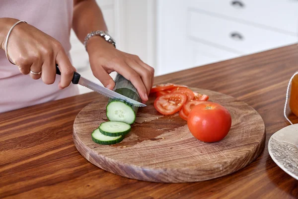 Vrouw maakt salade thuis — Stockfoto