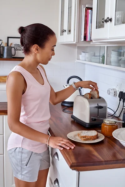 Kvinna att göra frukost toast — Stockfoto