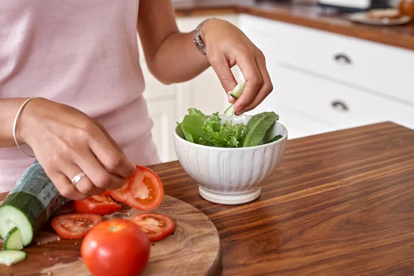 Kadın evde salata yapıyor. — Stok fotoğraf