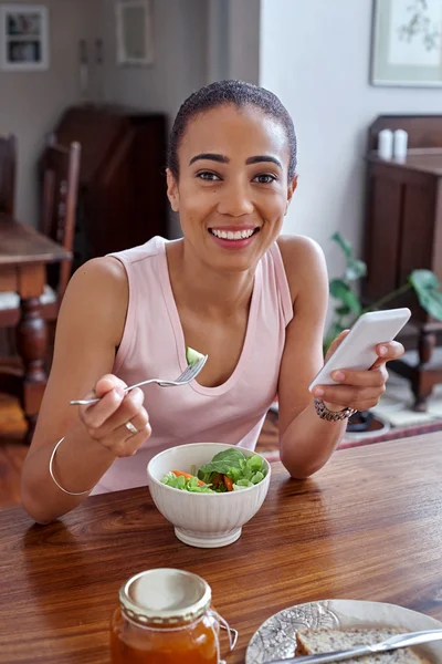 Woman enjoying salad with cellphone — Stock Photo, Image