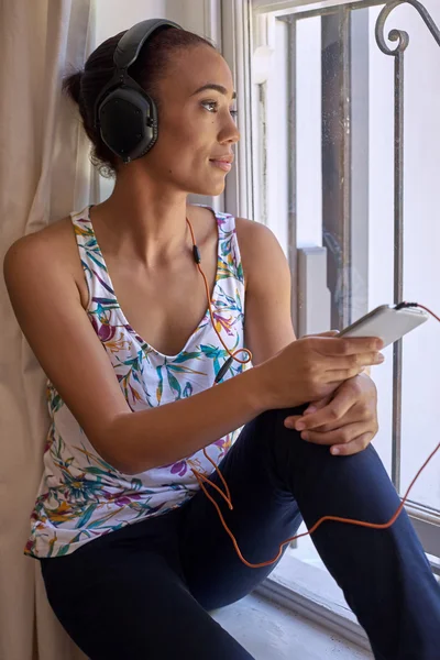 Mujer con auriculares escuchando música — Foto de Stock