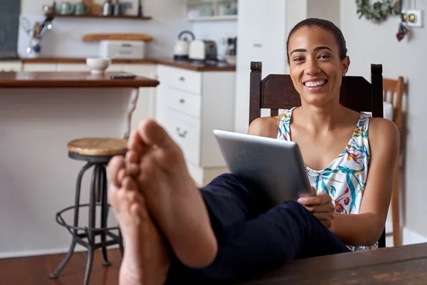 Giovane donna che utilizza tablet — Foto Stock