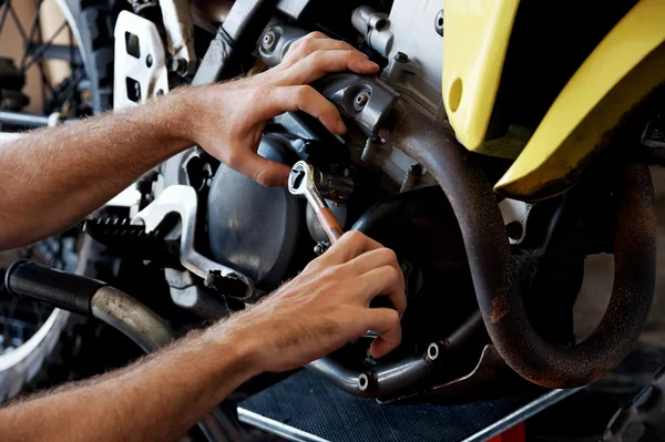 Mecânico de fixação do motor de motociclo — Fotografia de Stock