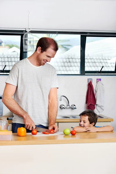 Baba ve oğul sağlıklı yemek yapma — Stok fotoğraf