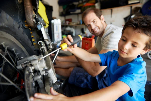 Garçon aider papa à réparer la moto — Photo