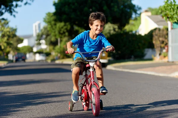 Junge lernt Fahrradfahren — Stockfoto