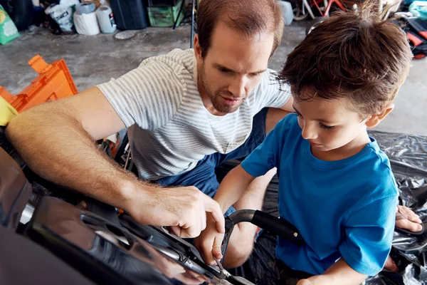 Garçon aider papa à réparer la moto — Photo