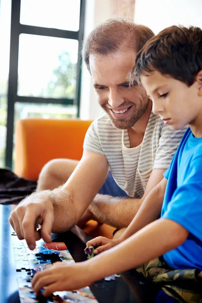 Dad and son building puzzle together — Stock Photo, Image