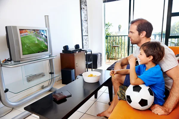 Батько і син дивиться футбол по телевізору — стокове фото