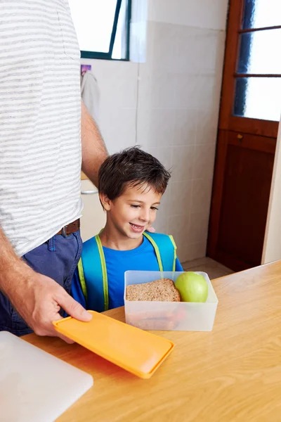 Junge mit Papa und gesundem Essen — Stockfoto