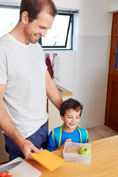 Menino com pai e comida saudável — Fotografia de Stock