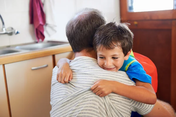 Padre e figlio si abbracciano prima della scuola — Foto Stock