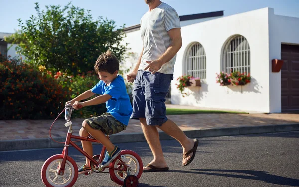 Jongen leren rijden fiets — Stockfoto