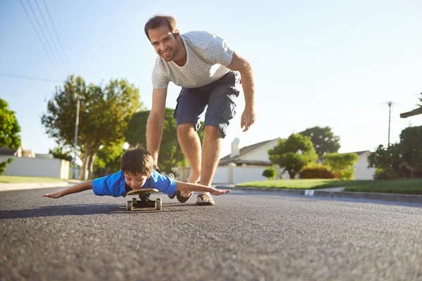 Pojken att lära sig rida skateboard — Stockfoto