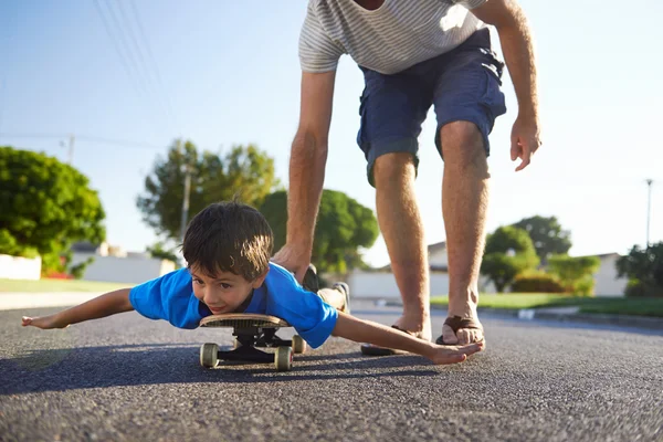 スケート ボードに乗ることを学ぶの少年 — ストック写真