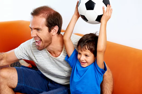 Padre e hijo fanáticos del fútbol animando — Foto de Stock