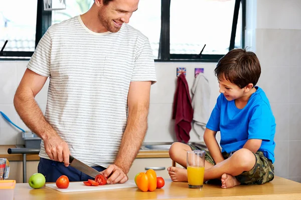 Pai e filho fazendo comida saudável — Fotografia de Stock