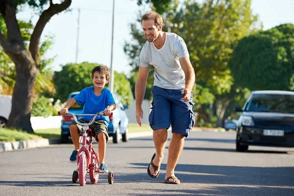 Vater bringt Sohn das Fahrradfahren bei — Stockfoto