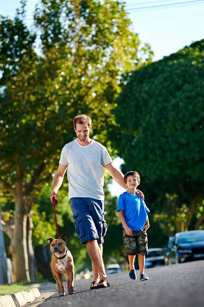 Père marche avec chien et fils — Photo