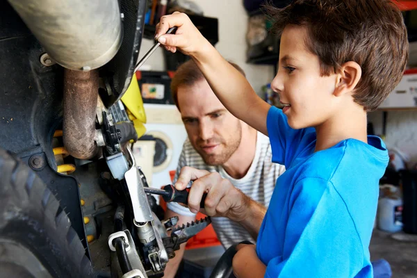 Garçon aider papa à réparer la moto — Photo