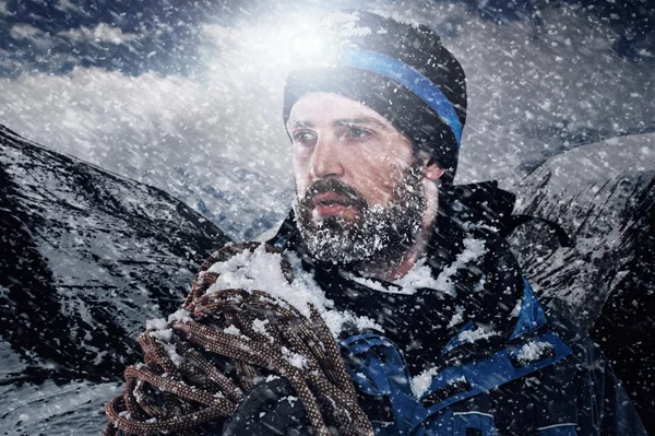 Mountain man in snow expedition — Stock Photo, Image