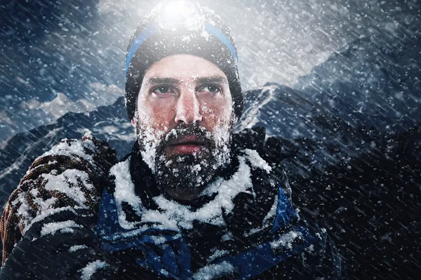 Homem da montanha na neve nevasca — Fotografia de Stock