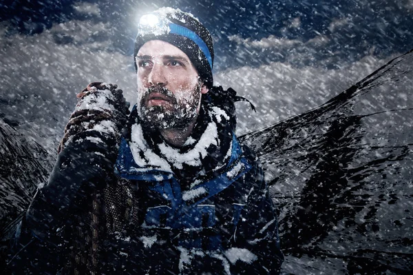 Mountain man in snow expedition — Stock Photo, Image