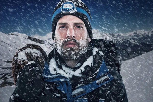 Mountain man in snow expedition — Stock Photo, Image