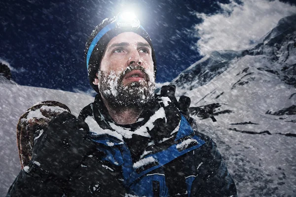 Горный человек в снежной экспедиции — стоковое фото