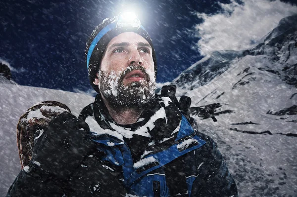 雪の探検隊の山の男 — ストック写真