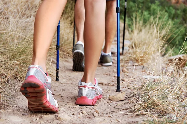 People walking along hiking trail — Stock Photo, Image