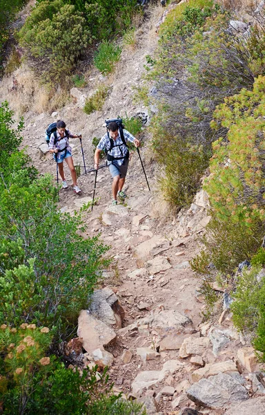 Paar wandelen langs een hiking trail pad — Stockfoto